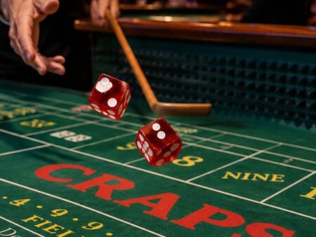 Защо казино играта със зарове Craps се казва така? История, правила и произход