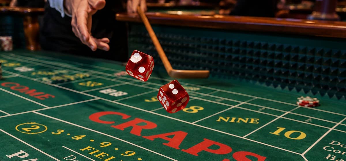 Защо играта със зарове Craps се казва така? История, правила и произход Защо играта със зарове Craps се казва така? История, правила и произход